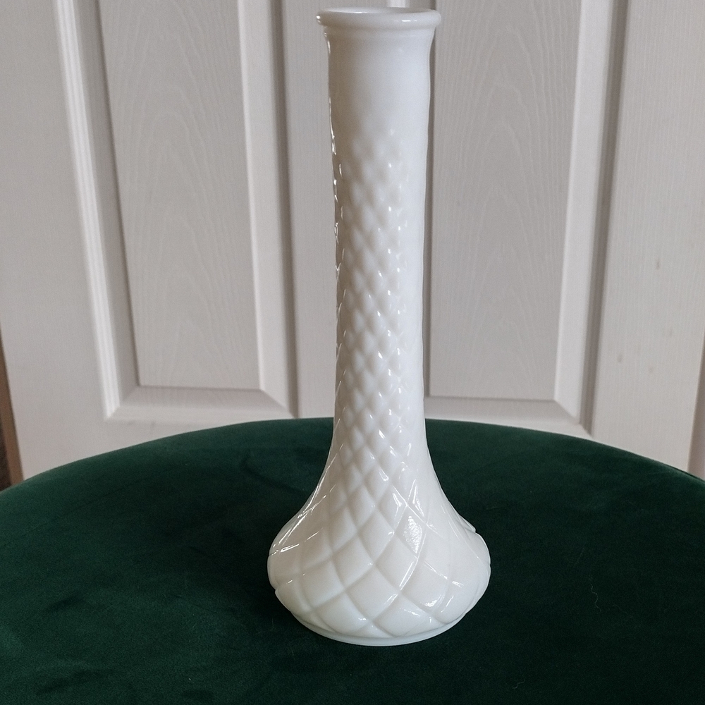 Vintage Elegant HOOSIER GLASS White Milk Vase #4092 quilted diamond